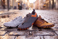 Barfußschuhe Tokai, Kokoda und Karoo nebeneinander auf nassem Kopfsteinpflaster in der Stadt