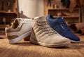 Barfußschuhe Kauri, Canyon und Hokkaido nebeneinander auf Holzboden – Sneaker für lange Arbeitstage im Stehen