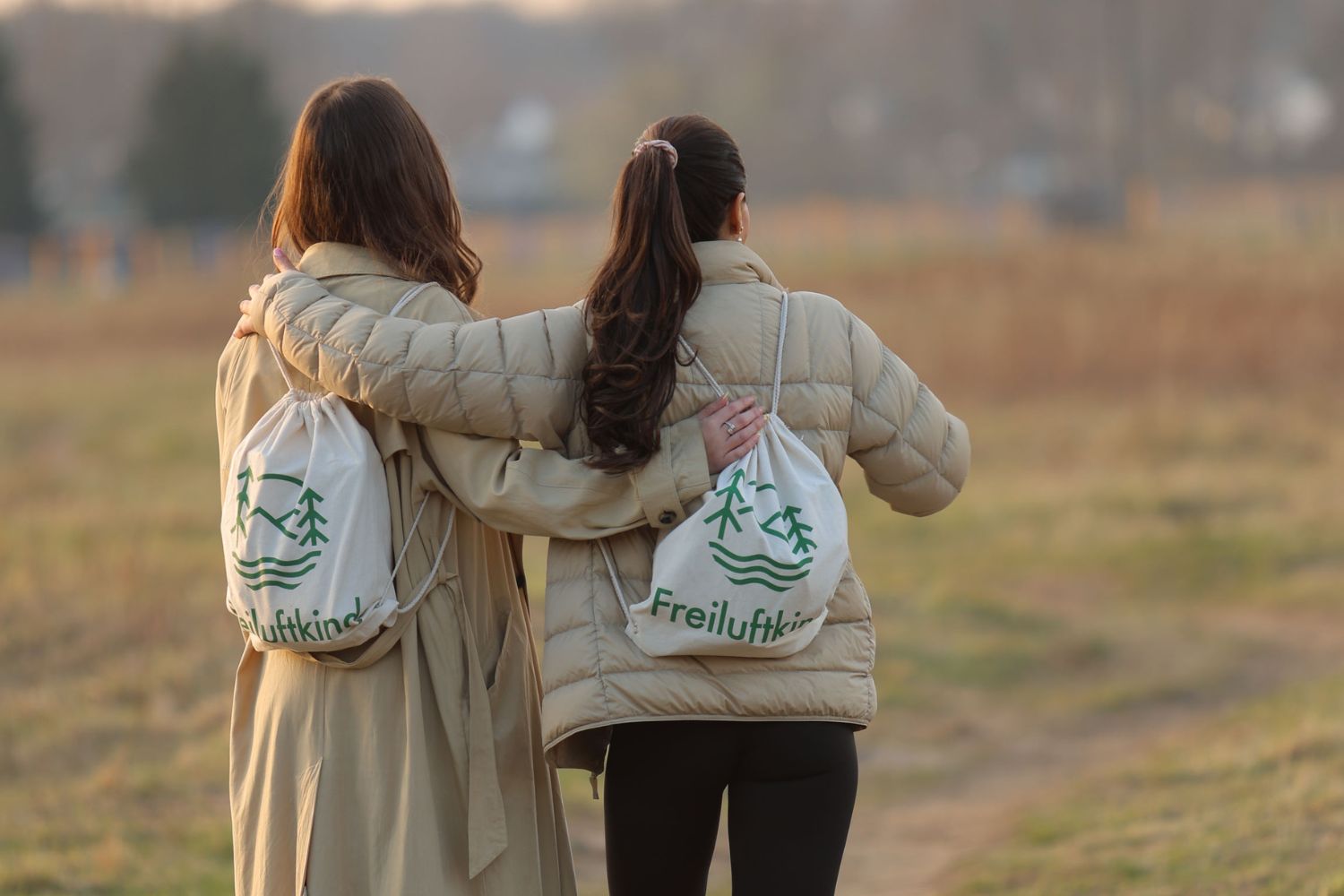 Zwei Freundinnen mit Freiluftkind Rucksack