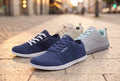 Vier Barfußsneaker im Vergleich: Camino, Hokkaido, Baker und Everest nebeneinander auf Stein im Abendlicht